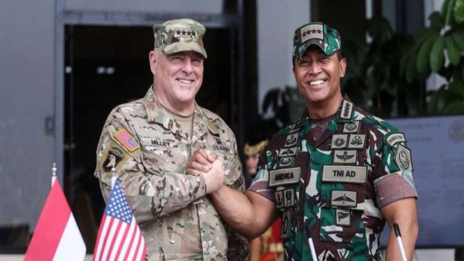 Panglima TNI Jenderal Andika Perkasa bersama Jenderal Mark Milley