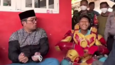 Ridwan Kamil berikan santunan atau hadiah kepada 'Iron Man' penolong pada peristiwa kecelakaan maut truk tangki Pertamina di Cibubur.