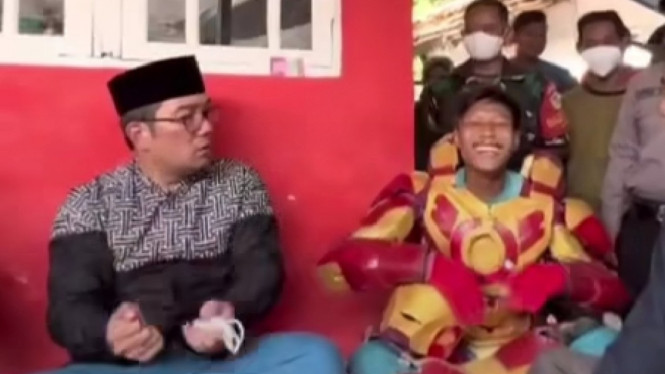 Ridwan Kamil berikan santunan atau hadiah kepada 'Iron Man' penolong pada peristiwa kecelakaan maut truk tangki Pertamina di Cibubur.