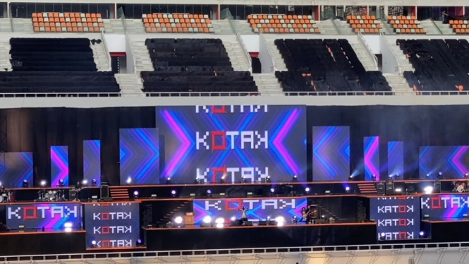 Penampilan band Kotak di Grand Launching Jakarta International Stadium