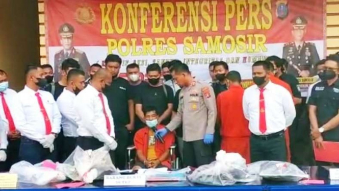  Tersangka pembunuhan lansia saat menjalani jumpa pers di Polres Samosir.