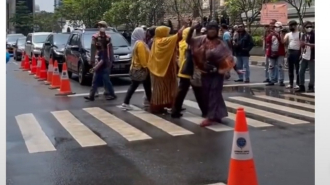 Emak-emak di Citayam Fashion Week