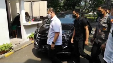 Bharada E (Baju hitam) datangi Komnas HAM dikawal Brimob