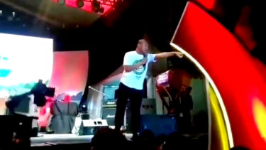Aksi komika Oki Rengga tarik penonton ke atas panggung usai diteriaki nggak lucu
