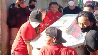 Peti jenazah Brigadir J selesai diangkat dari makam untuk dilakukan autopsi 
