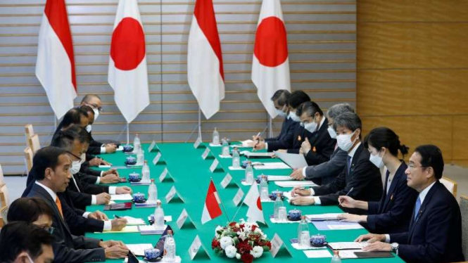 Presiden Jokowi dan PM Jepang Fumio Kisihida bersama masing-masing delegasi