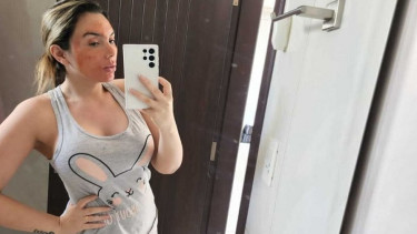Bintang porno pakai darah haid untuk masker wajah.