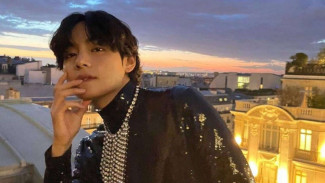 V BTS Dapat Hadiah Ultah Sudut Kehormatan di Istana Versailles Prancis
