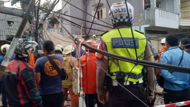 Ruko di Johar Baru, Jakarta Pusat, ambruk, Kamis, 28 Juli 2022.