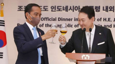Presiden Jokowi dan Presiden Korsel Yoon Suk-yeol bersulang di acara makan malam