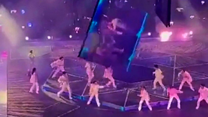 Insiden jatuhnya layar gantung di konser Boy Band Mirror