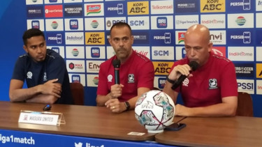 Pelatih Madura United, Fabio Lefundes saat memberikan keterangan pers