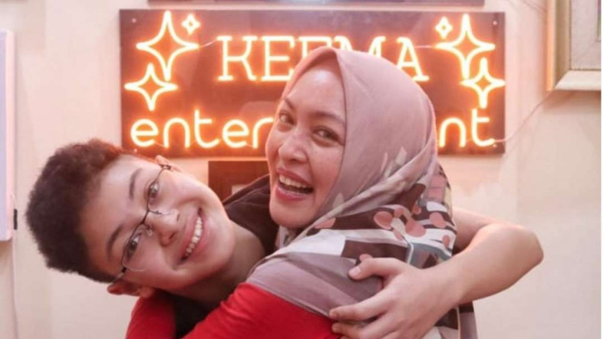 Angelina Sondakh dan putranya,  Keanu Massaid