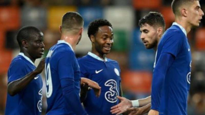 Pemain Chelsea rayakan gol Raheem Sterling