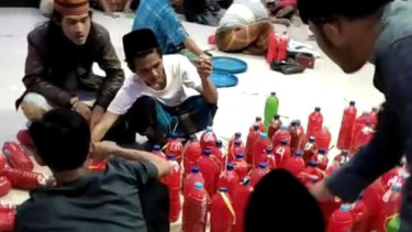 Hasil receh yang dikumpulkan warga untuk Pesantren Daarul Ibtida.