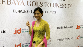 Pose Dian Sastrowardoyo Pakai Mini Dress Putih Bikin Warganet Melongo: Kece Badai