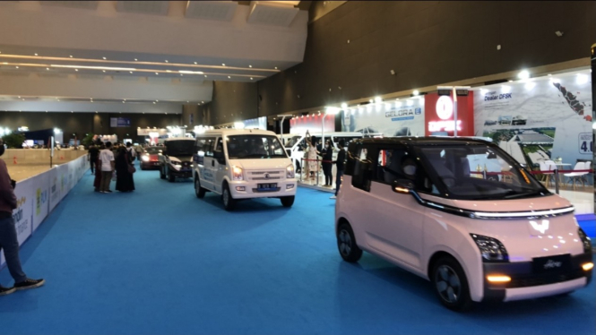 Parade kendaraan listrik di PEVS 2022