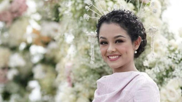 Mutiara Baswedan dalam salah satu balutan busana pernikahannya