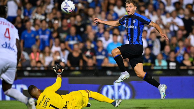 Aksi gelandang Inter Milan, Nicolo Barella, saat hadapi Lyon