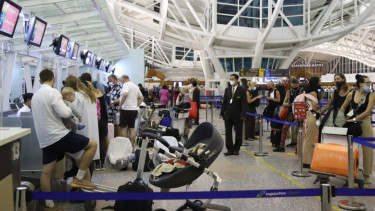 Wisatawan asing saat mengantre di konter imigrasi Bandara I Gusti Ngurah Rai.