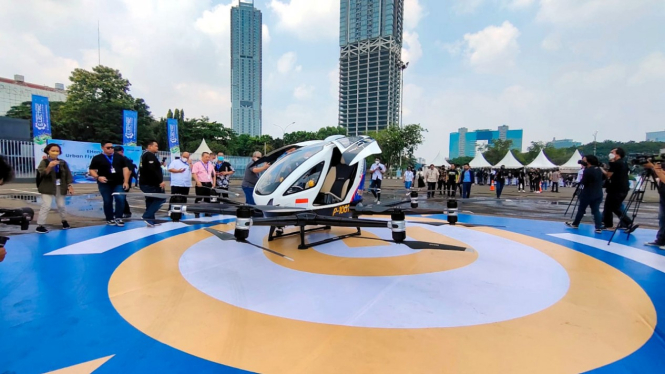 Taksi terbang EHang 216 di PEVS 2022.