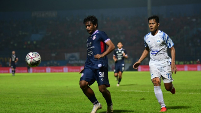 Winger Arema FC, Ilham Udin Armaiyn (biru)