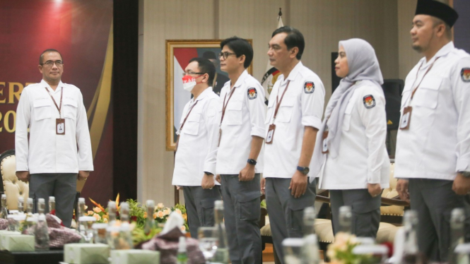 Ketua KPU RI Hasyim Asy'ari dan para komisioner KPU