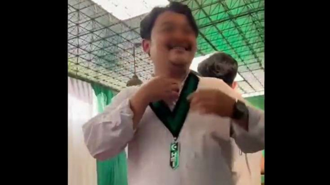 Kader HMI Cabang Bandung, SS memakai kalung salib.