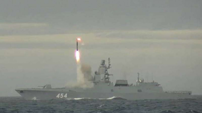 VIVA Militer: Kapal perang Angkatan Laut Rusia menembakkan rudal hipersonik