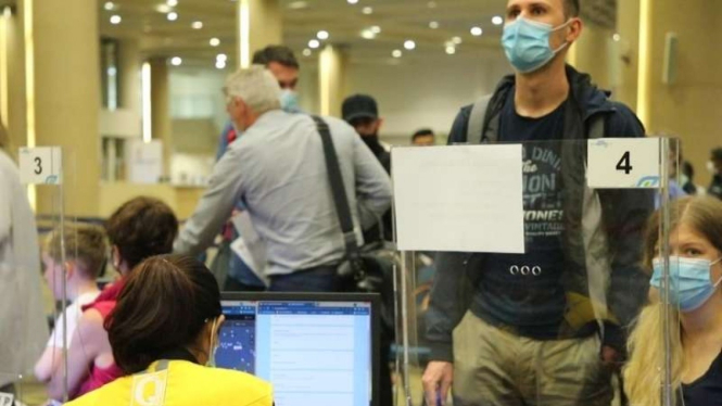 Antrean loket imigrasi di Denpasar, Bali