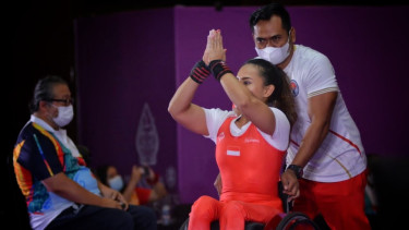 Atlet para angkat berat Indonesia Ni Nengah Widiasih di ASEAN Para Games 2022