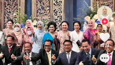 Beredar Foto Kapolri Sigit Jongkok di Pelaminan Pengantin 