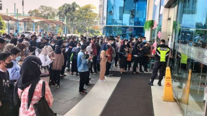 Ratusan warga mengantre di depan Mal Season City untuk ikut Job Fair.