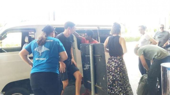 Wisatawan memanfaatkan angkutan umum untuk mengantar mereka ke Bandara Komodo.