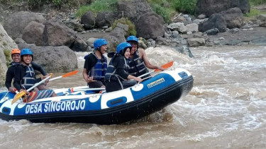 Arung jeram di Sungai Bodri Kendal.