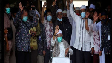 Abu Bakar Ba’asyir (duduk kursi roda)