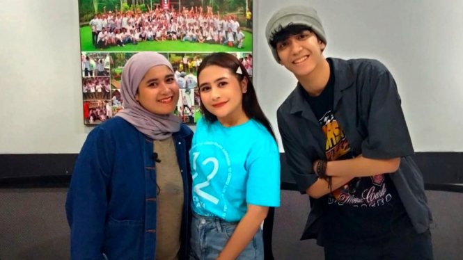 Prilly Latuconsina dan Abun Sungkar bersama penulis novel Luluk HF