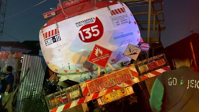 Truk Pertamina mengalami kecelakaan di Semarang