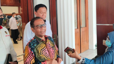 Menko Polhukam Mahfud MD usai menerima kedatangan ayah Brigadir J.