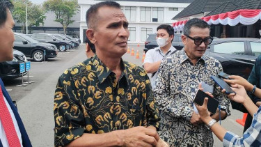 Ayah kandung Brigadir J, Samuel Hutabarat, di Kantor Kemenko Polhukam.