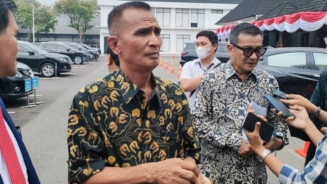Ayah kandung Brigadir J, Samuel Hutabarat, di Kantor Kemenko Polhukam.