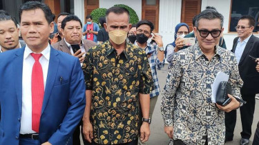 Ayah kandung Brigadir J, Samuel Hutabarat (tengah).