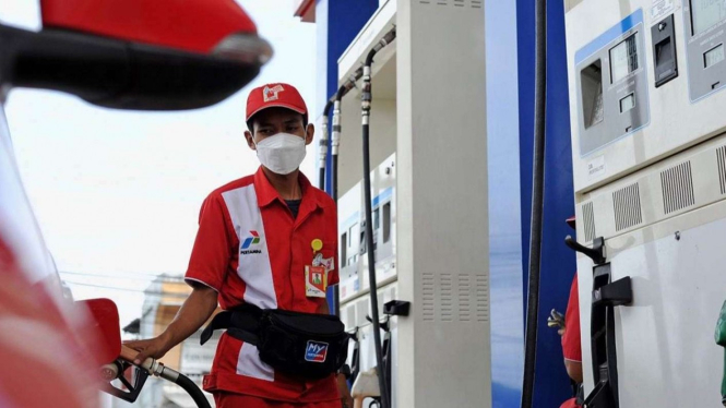 Petugas mengisi BBM di SPBU Pertamina.