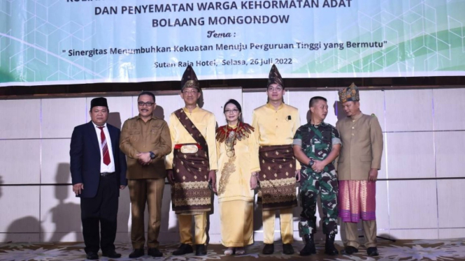Hadi Pandunata bersama Bupati Bolmong Raya saat penganugerahan.
