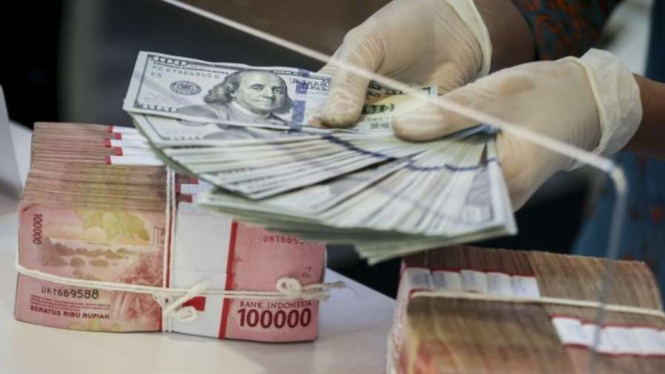 Uang dolar AS dan rupiah.