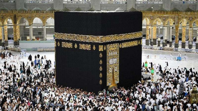 Jemaah umrah memadati Kabah usai pagar pembatas dibuka.