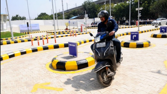 Ujian praktik SIM motor di India