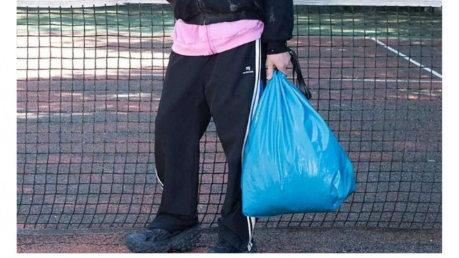 Trash bag Balenciaga seharga 20 jutaan
