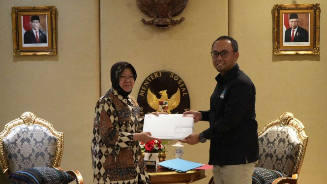 Mensos Tri Rismaharini bertemu Kepala PPATK Ivan Yustiavanda.