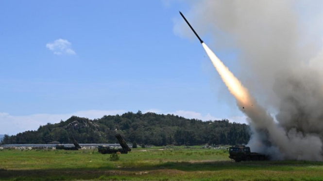 China meluncurkan rudal di lokasi yang tidak diketahui, Kamis 4 Agustus 2022.